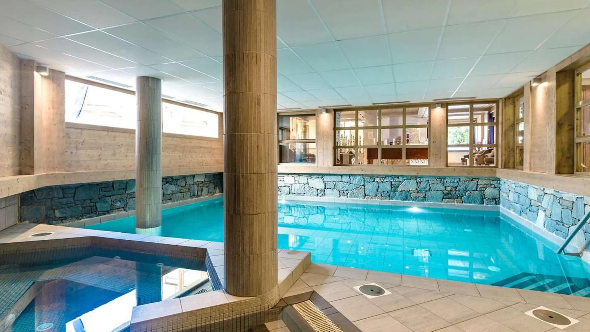 Charmant T2 Cabine Avec Spa Et Piscine, Proche Centre Et Pistes De Ski - Les Gets - Fr-1-598-85 0*,  France